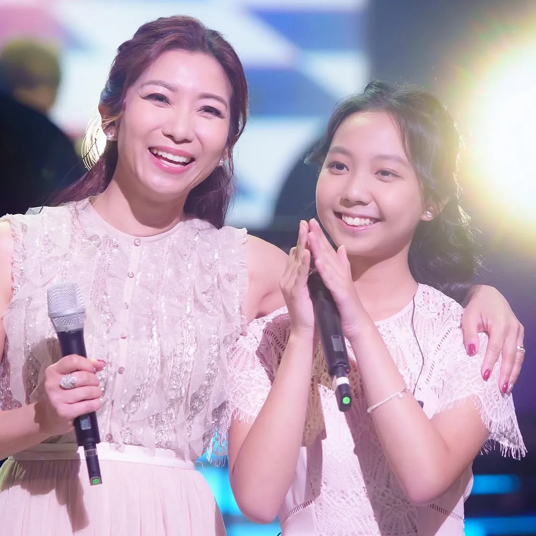 朱凱婷13歲囡囡暴風成長逼近媽媽高䠷身型！氣質美貌兼多才多藝成耀眼星二代！