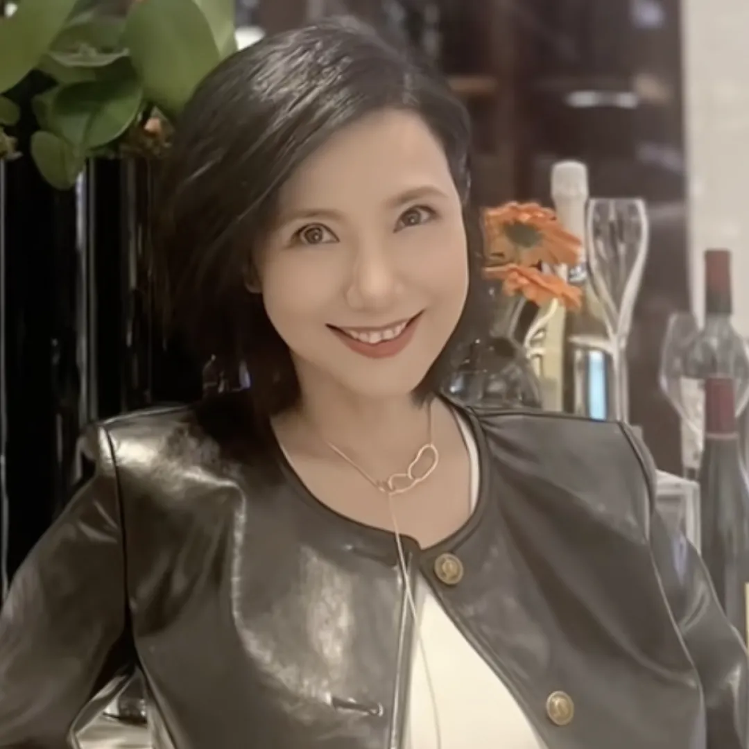 90年代性感女神關秀媚生圖曝光59歲凍齡狀態驚人！與的士司機互動揭私下真實性格！