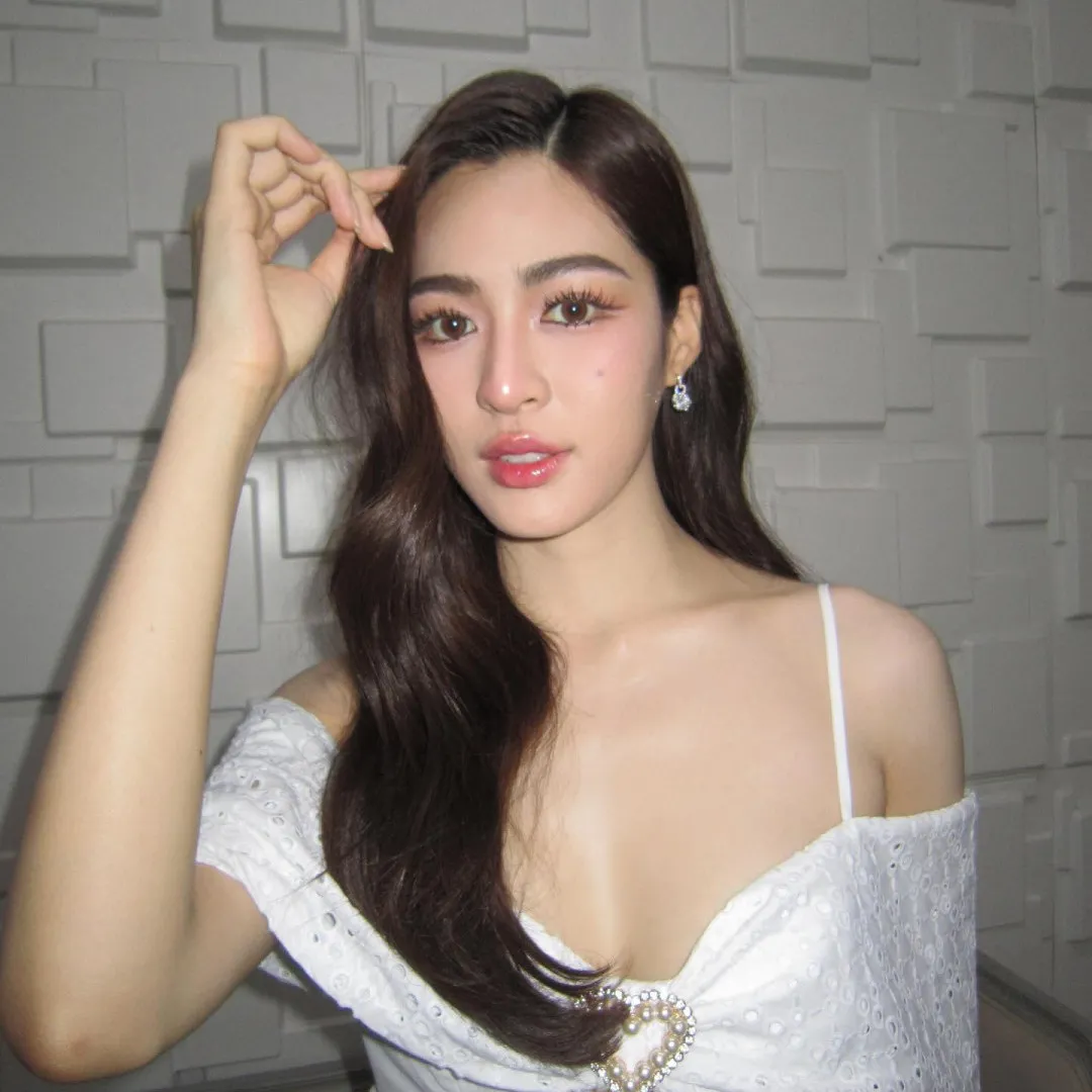 鄺玲玲｜10件事認識港泰混血女神！香港土生土長、太美惹整容疑雲、獲贈百萬銀紙山