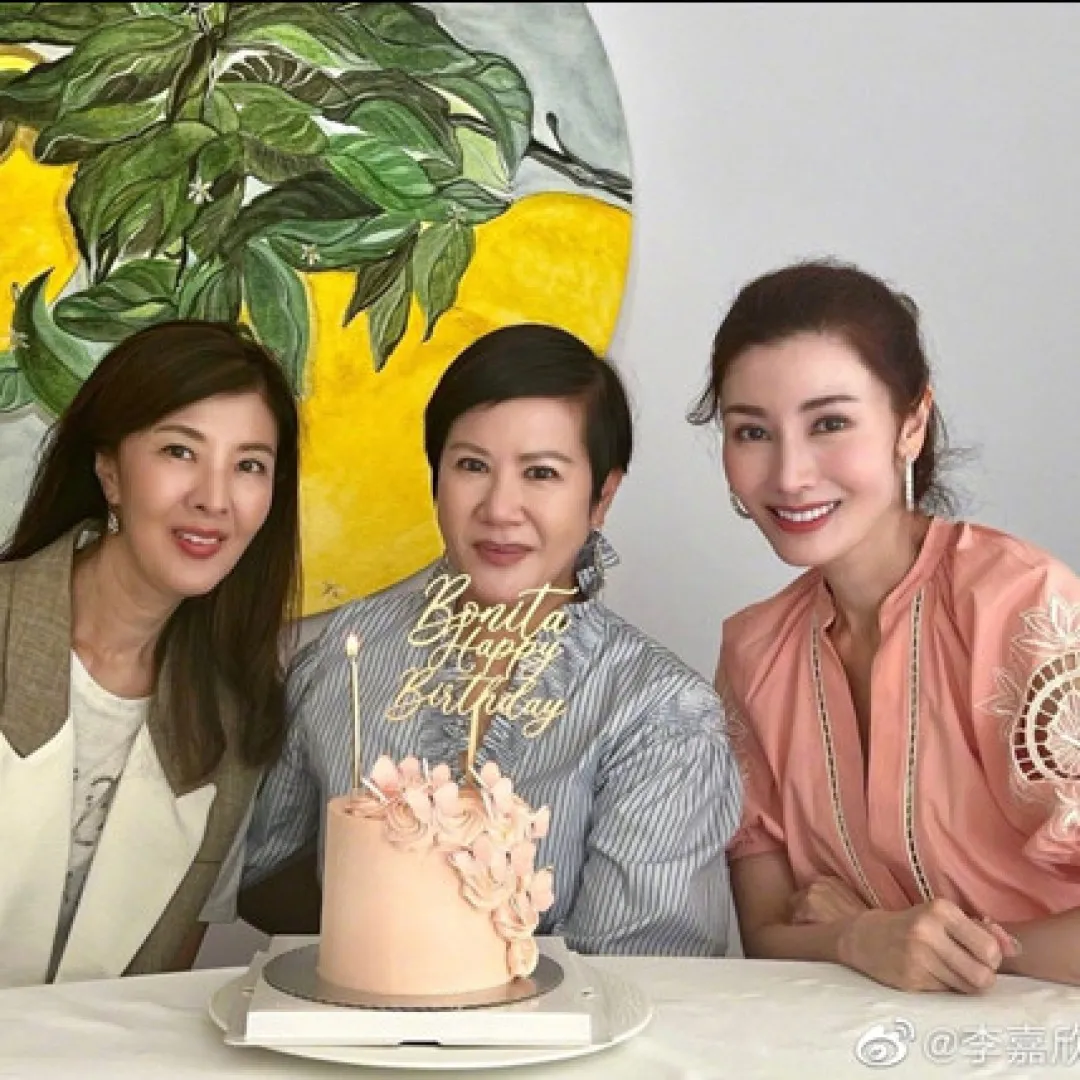 港姐冠軍李嘉欣神助攻家姐嫁10億豪門？！高齡美女晉身闊太維持低調作風！