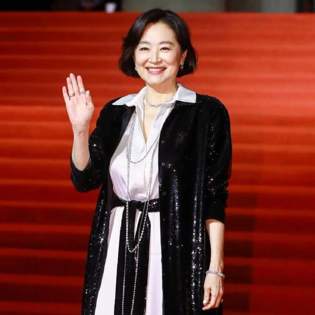 林青霞名店購物享尊貴待遇派場十足！70歲生圖曝光風韻猶存魅力沒法擋！