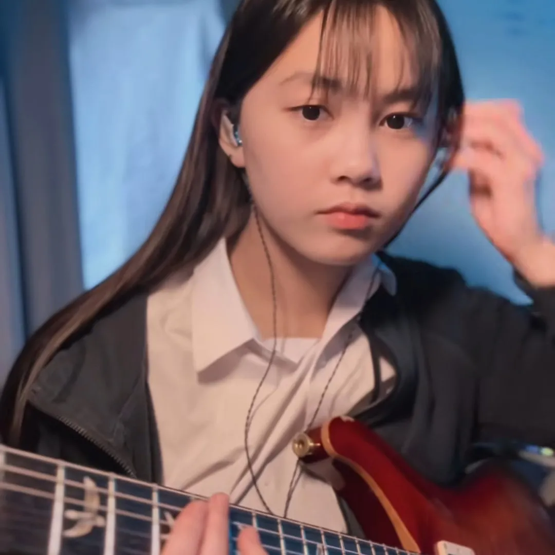 謝霆鋒演唱會美女結他手Dale年僅17歲！音樂天才師猛料背景成焦點！