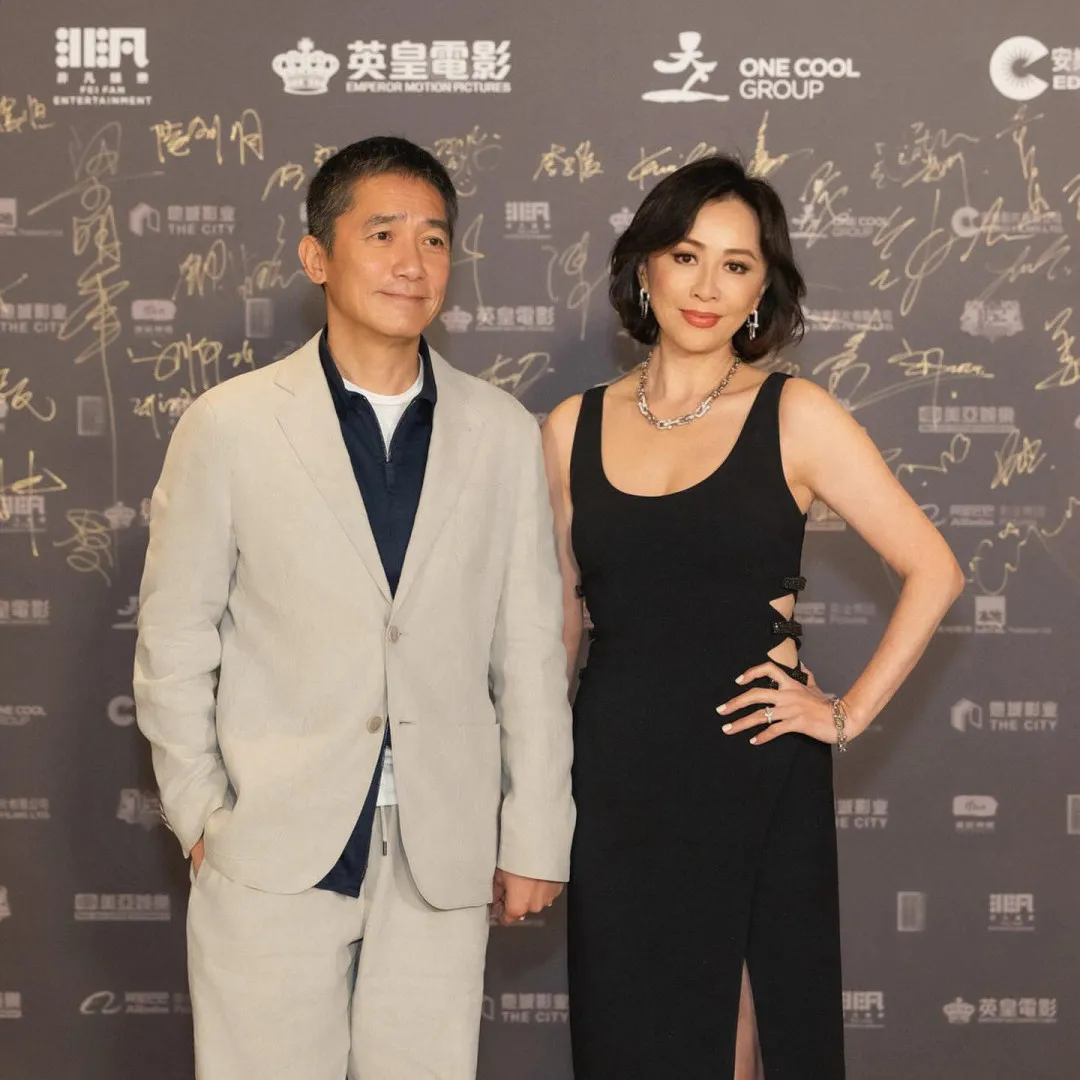 梁朝偉、劉嘉玲極罕金像獎十指緊扣放閃！大爆首次在海傍拍拖！頒獎台上甜蜜互動令人害羞！