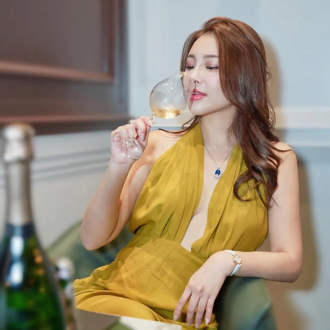 前TVB女星蔚雨芯內地登台噴血造型晒傲人身材！ 離巢後做老闆住獨立屋擁逾百萬名袋！