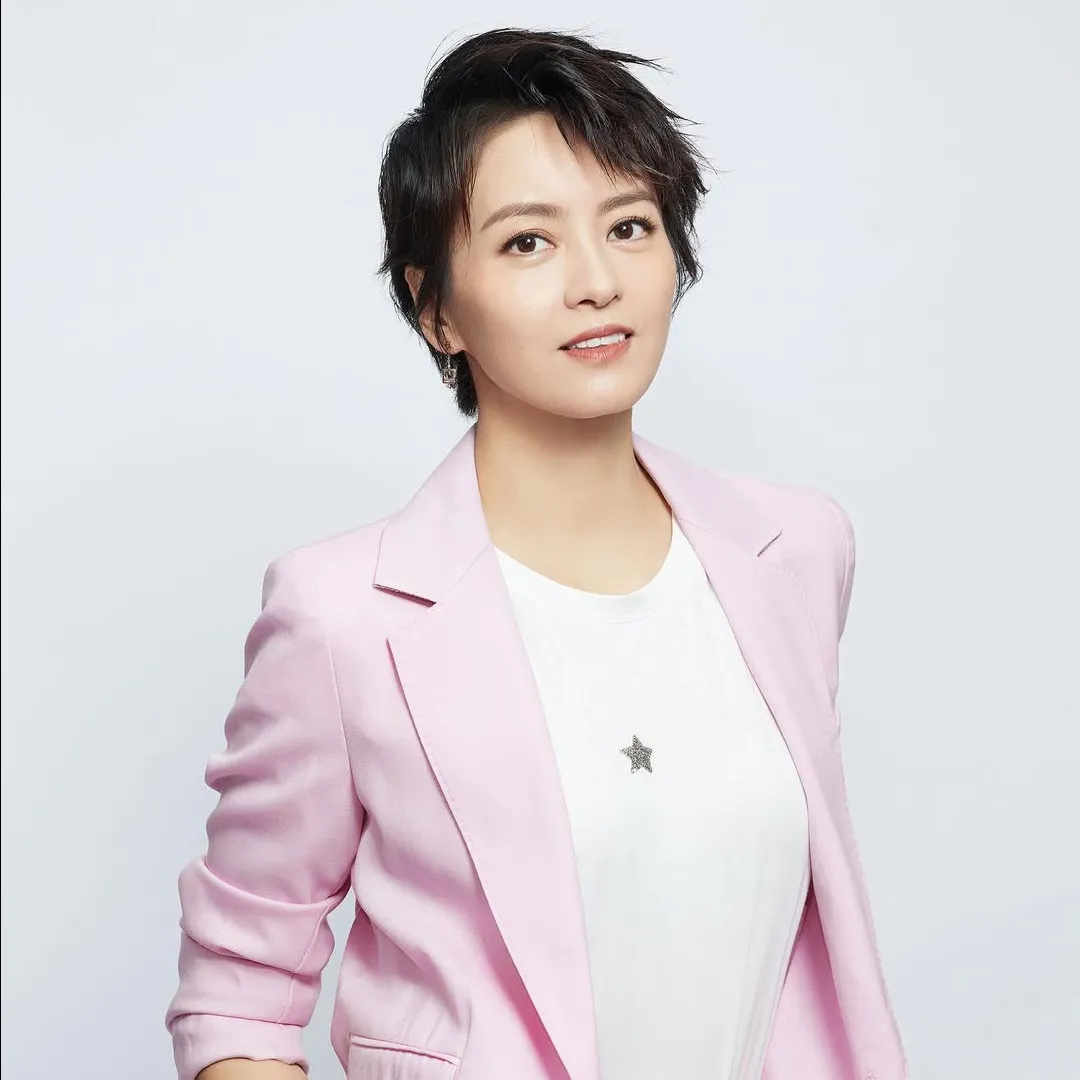 梁詠琪機場被偶遇凍齡美貌十年如一日！49歲顏值再創高峰流露青春氣息！