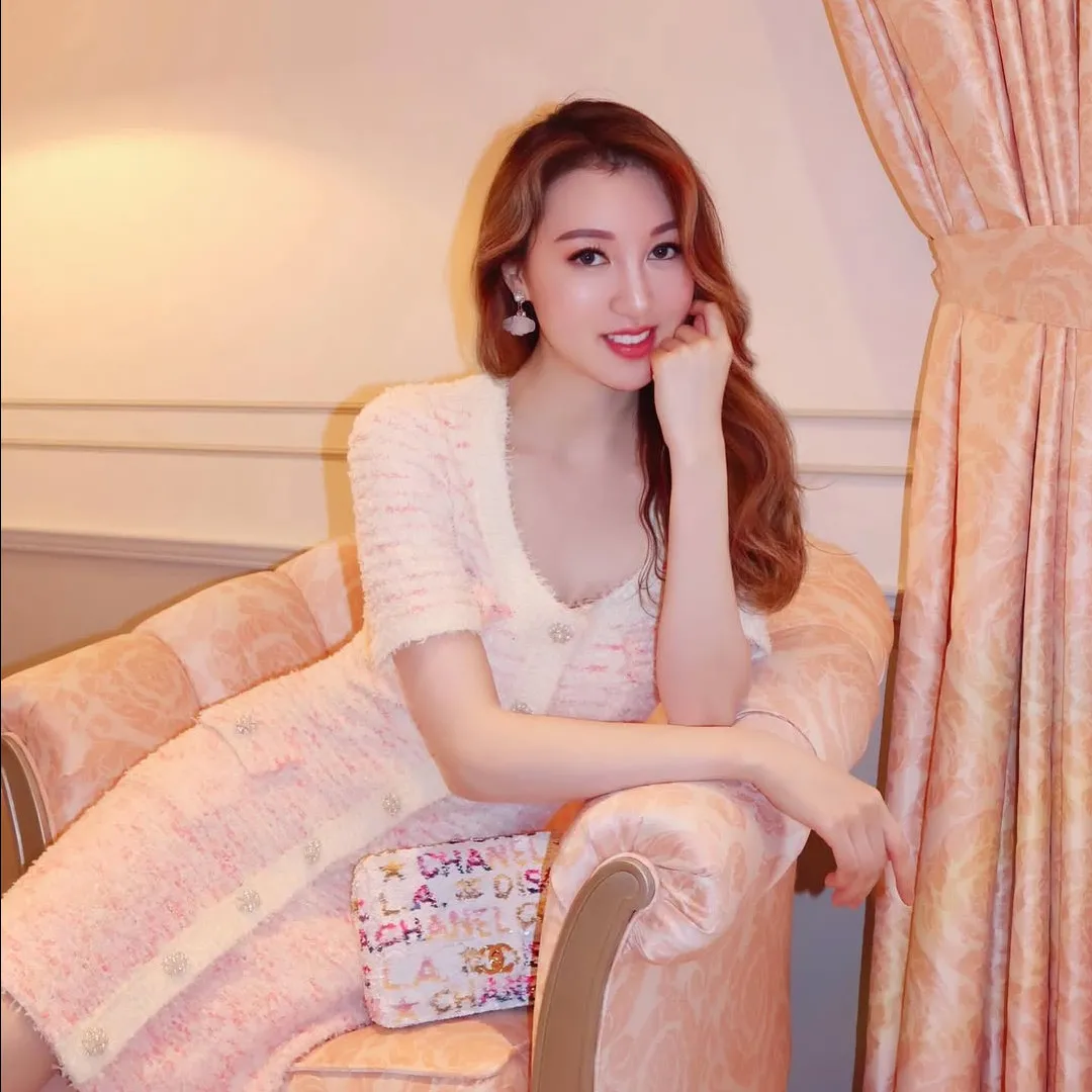 前港姐季軍何艷娟近照被指變樣發福不少！身上19萬珠寶意外搶鏡！傳離婚後打入上流圈接連結識富商！