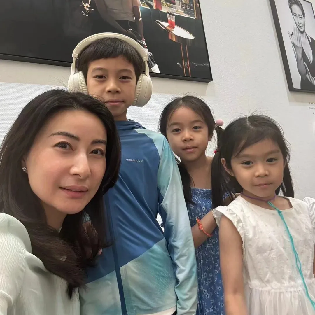 郭晶晶一家五口被偶遇11歲大仔文質彬彬極帥氣！兩千金五官精緻愈大愈靚滲透仙氣！
