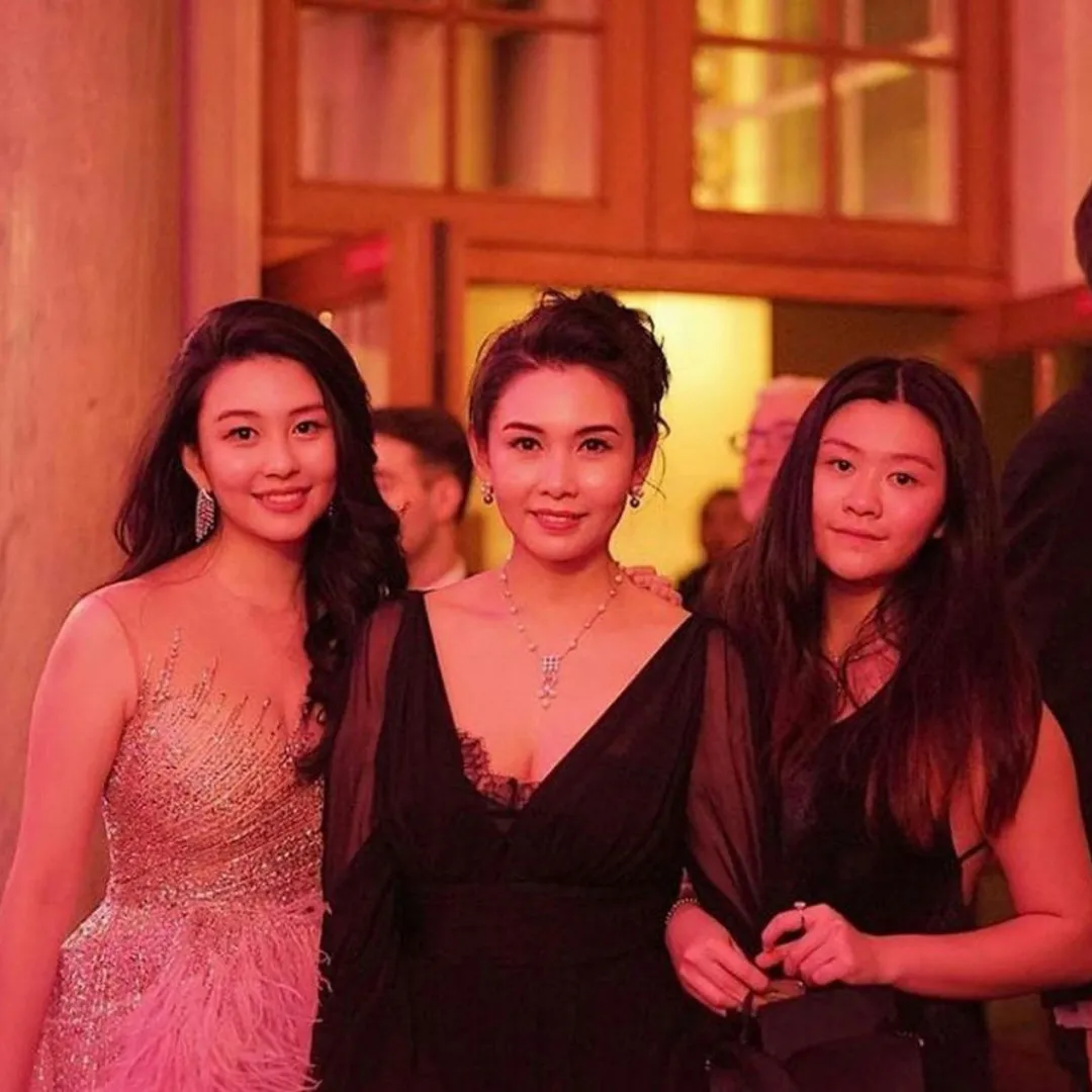 56歲邱淑貞與兩女兒遊西安顏值不相伯仲！沈日搣甩Baby fat精緻長相更勝家姐！