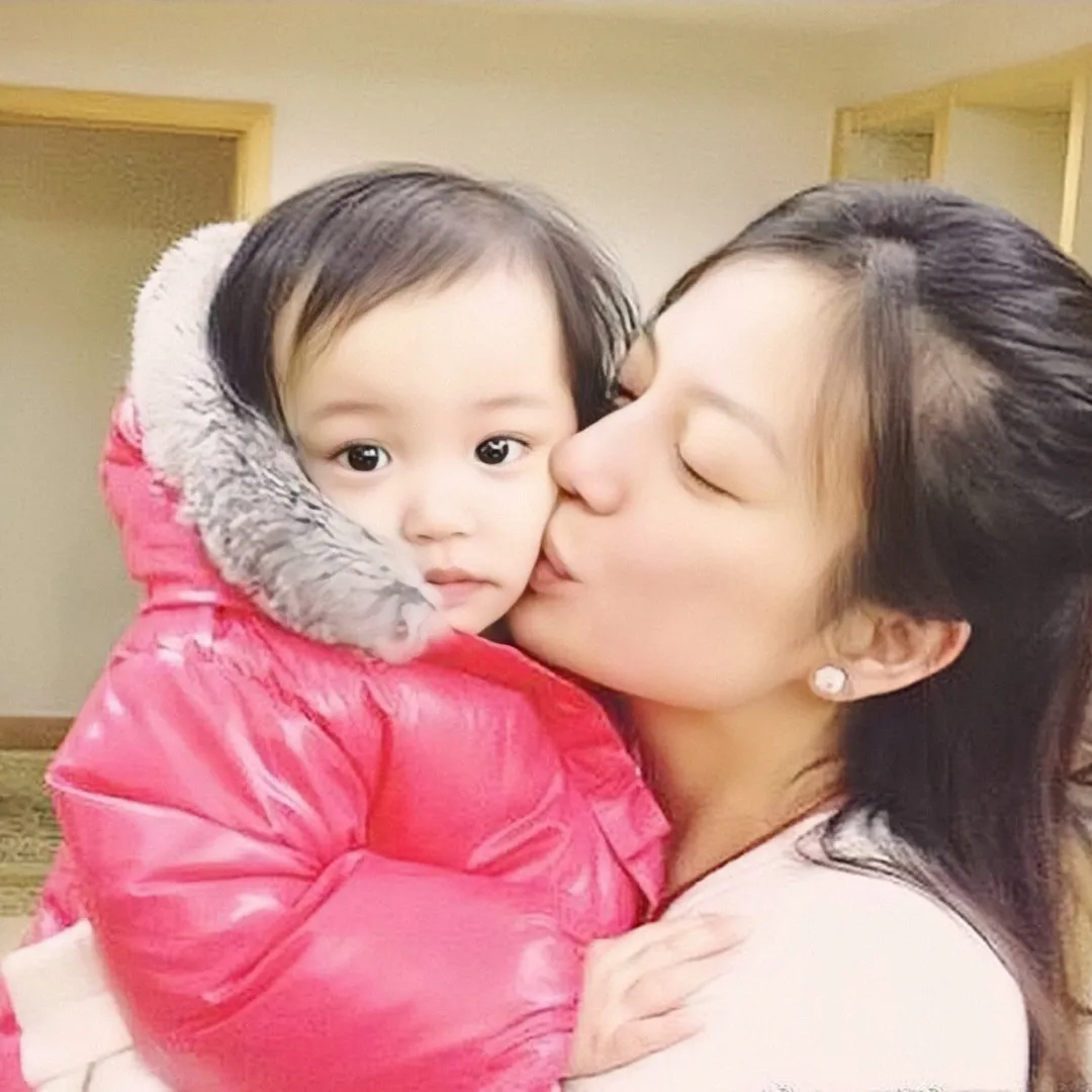 趙薇15歲囡囡近照極罕曝光長相惹熱議！樣貌被指無辨識度靠氣質取勝？！