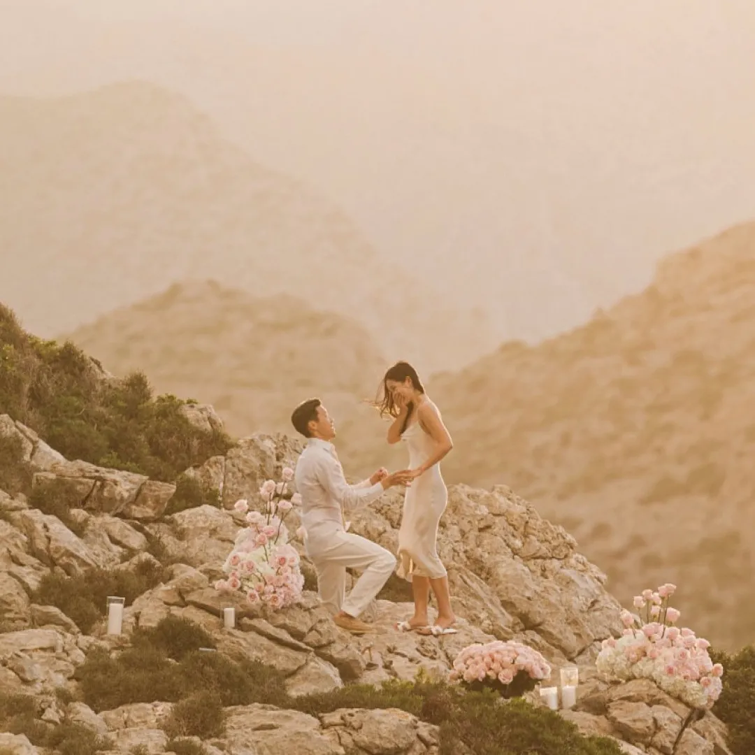 前TVB甜美華姐黃碧蓮曬巨鑽宣佈封盤！曝光神秘男友懸崖上打造童話式求婚！