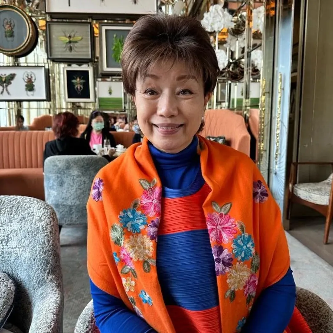73歲TVB「御用阿媽」程可為全身珠寶現身聚會難掩貴氣！曾獲封「樓花王」靠投資物業致富！