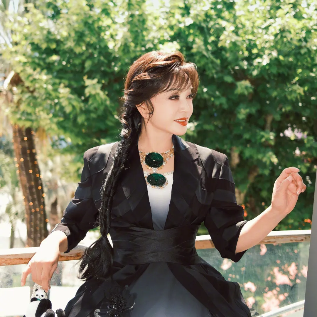 影后劉曉慶胸前「巨無霸」翡翠強勢現身康城影展紅地毯！74歲高齡女王氣場全開凍齡膚況驚艷！