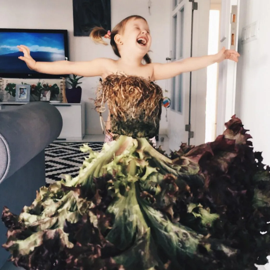 可愛母女巧用日常小物Cosplay 低成本滿足女兒公主夢 用廢物還原明星造型