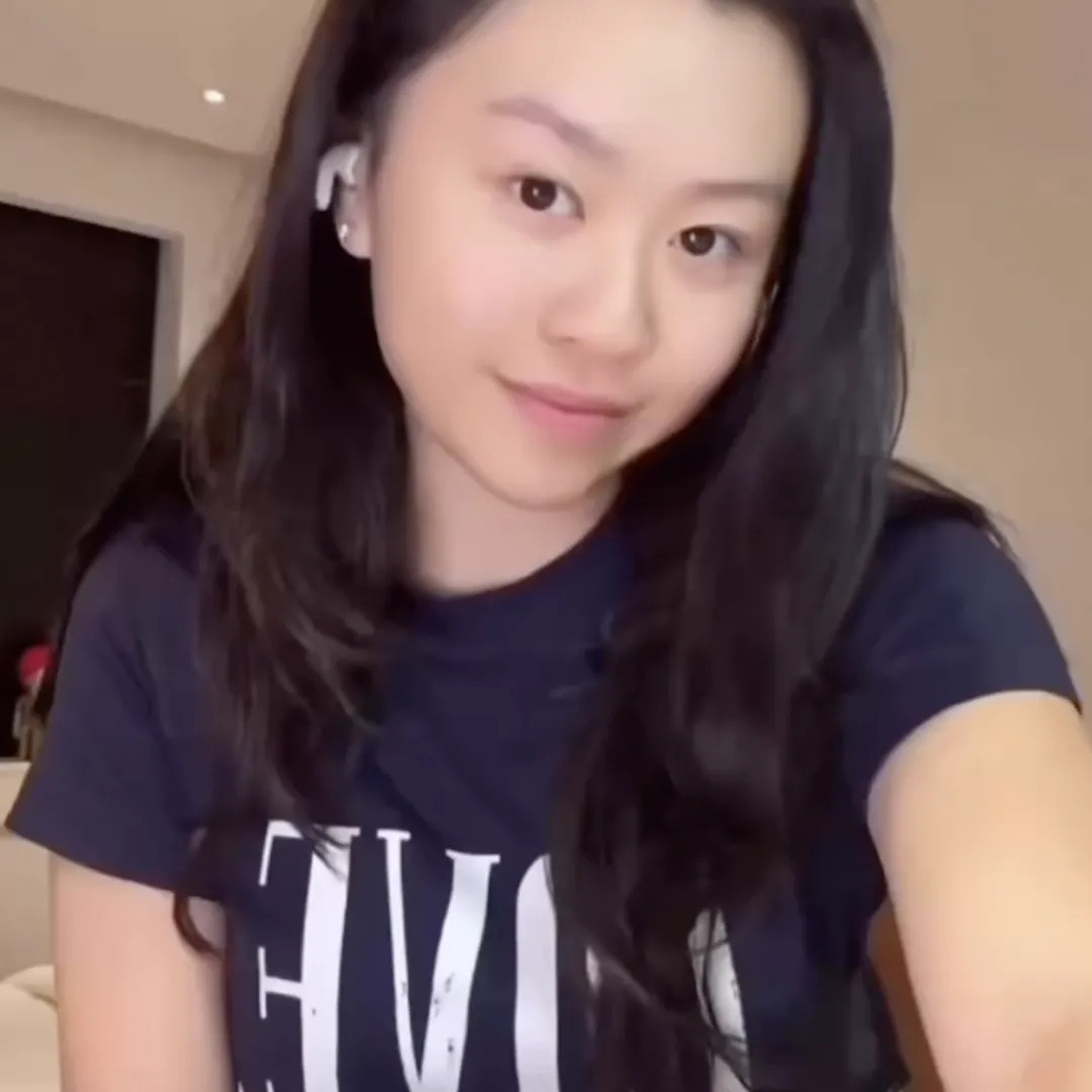 沈日性感打扮為媽媽邱淑貞慶生散發初熟魅力！網民激讚女大十八變外型出眾遠超家姐！