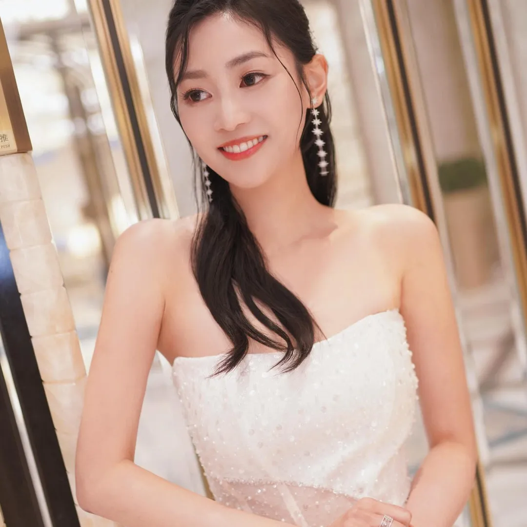 TVB小花郭柏妍罕晒事業線展現純慾誘惑！網民質疑P圖過度顏值跌Watt難辦認！