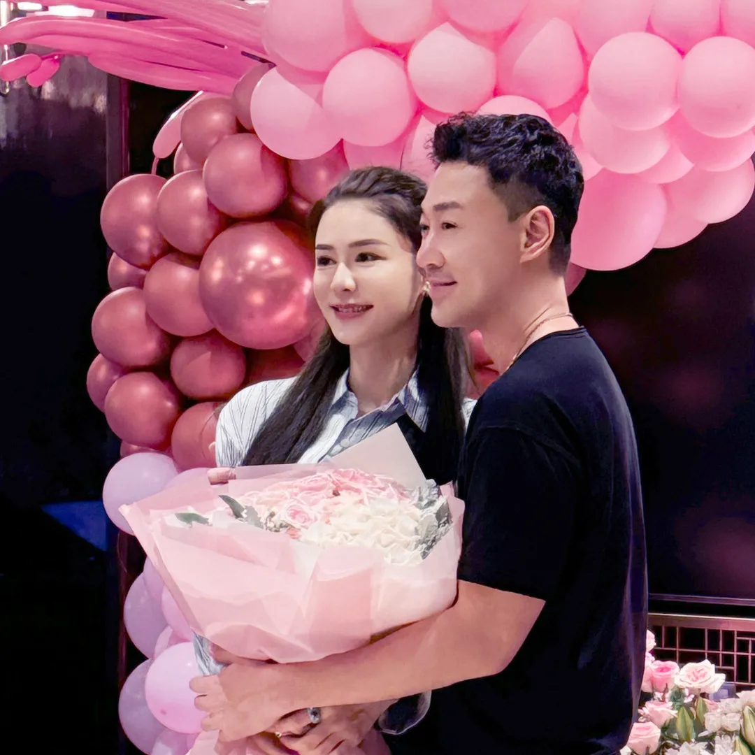 林峯超寵妻為老婆送粉紅花海！張馨月美貌升級與阿嬌撞樣！