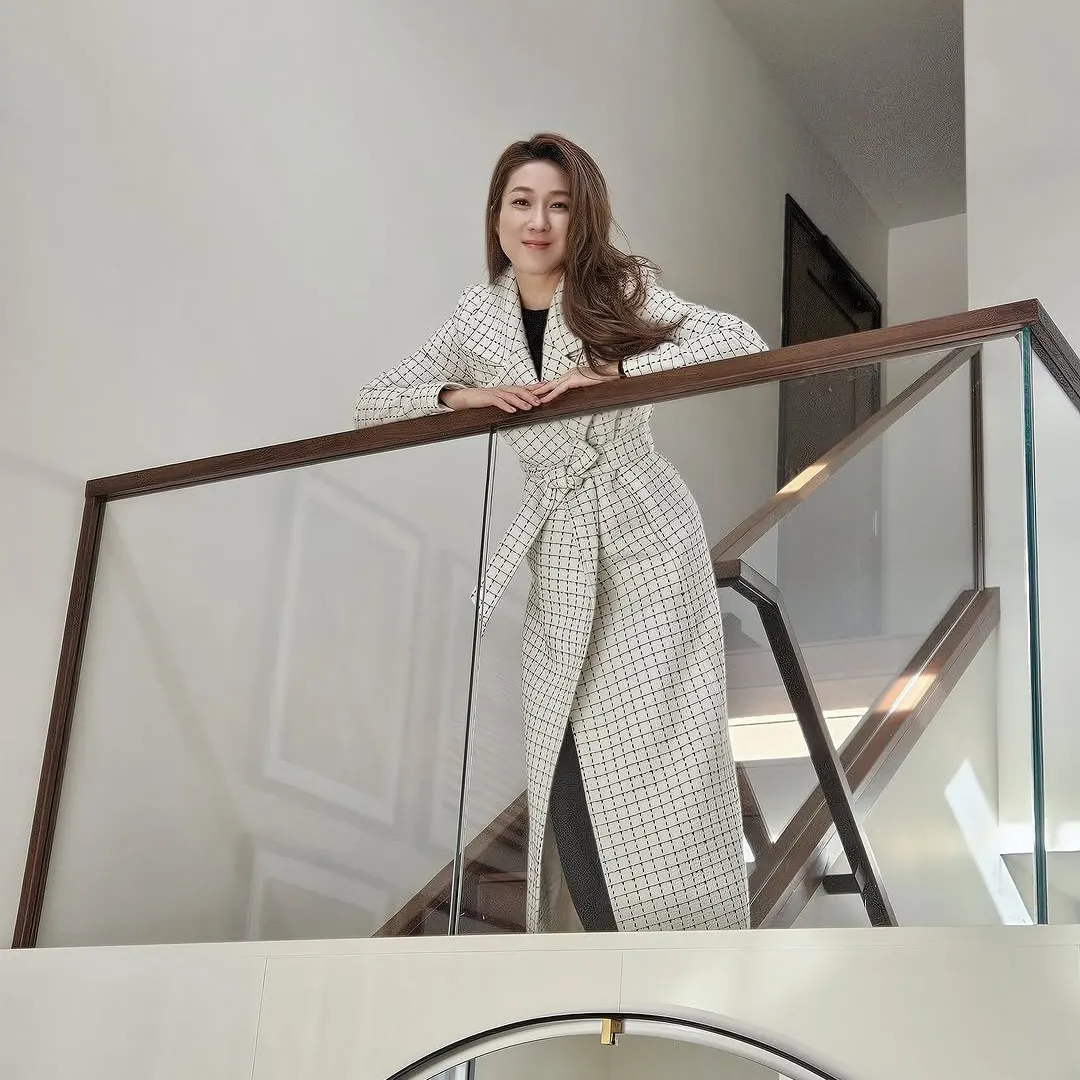 鍾嘉欣激罕曝光4千呎獨立屋內貌！旋轉樓梯/一望無際花園極盡奢華！