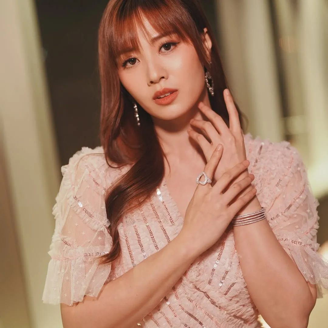 前港姐冠軍朱晨麗晚宴攬實曾志偉疑重新得寵？兩年冇劇拍疑遭冷待！傳戀上百億富二代生活依然精彩！