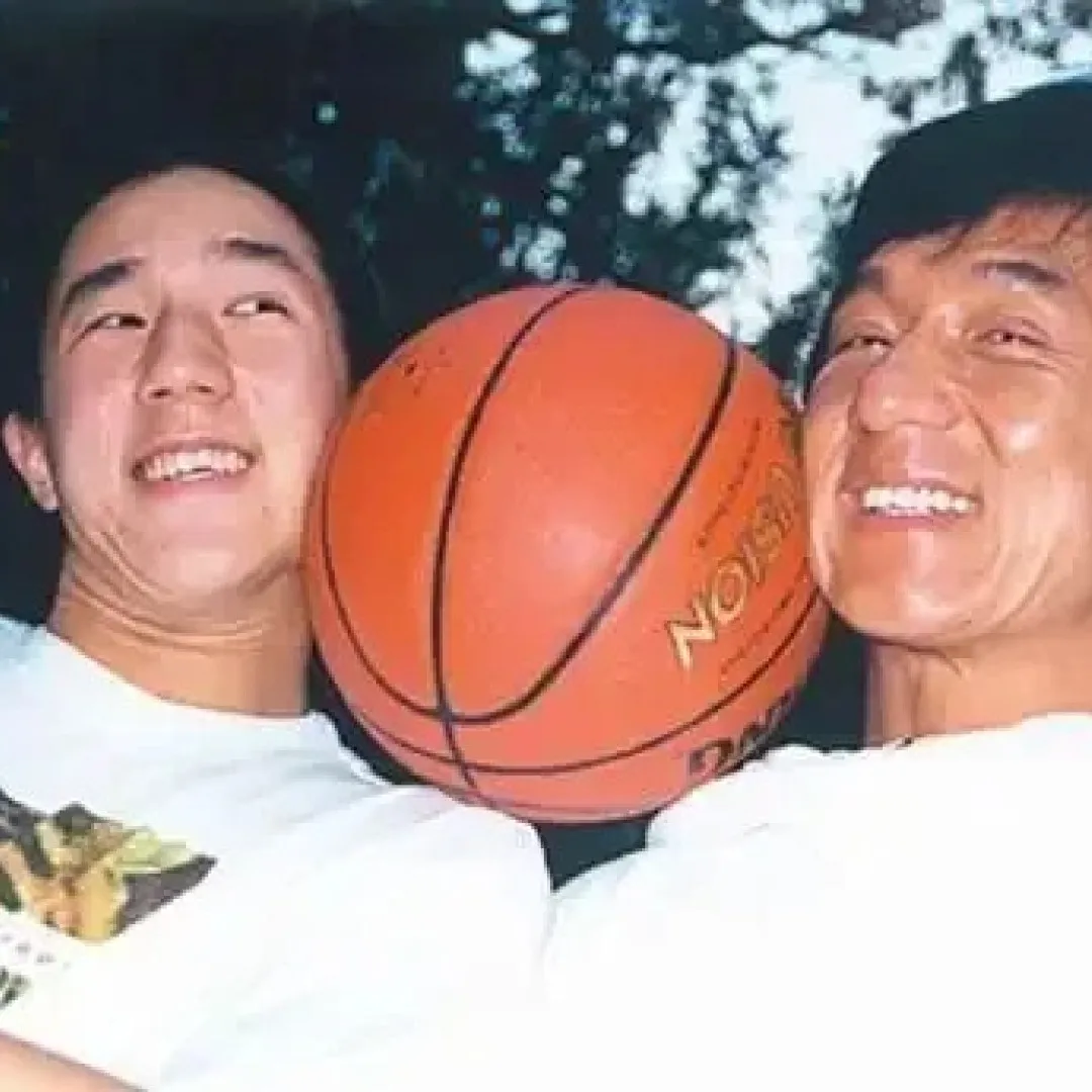 42歲房祖名近照極罕曝光髮線後移被指老過成龍！淡出娛樂圈10年曾推新歌疑計劃復出？！