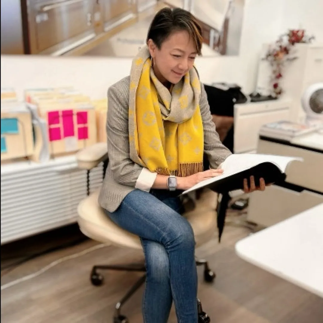 前港姐冠軍楊婉儀細仔撞樣羅天宇成「最帥星二代」！曾賣樓抵押后冠還百萬巨債！移美重拾教職展開新生活！