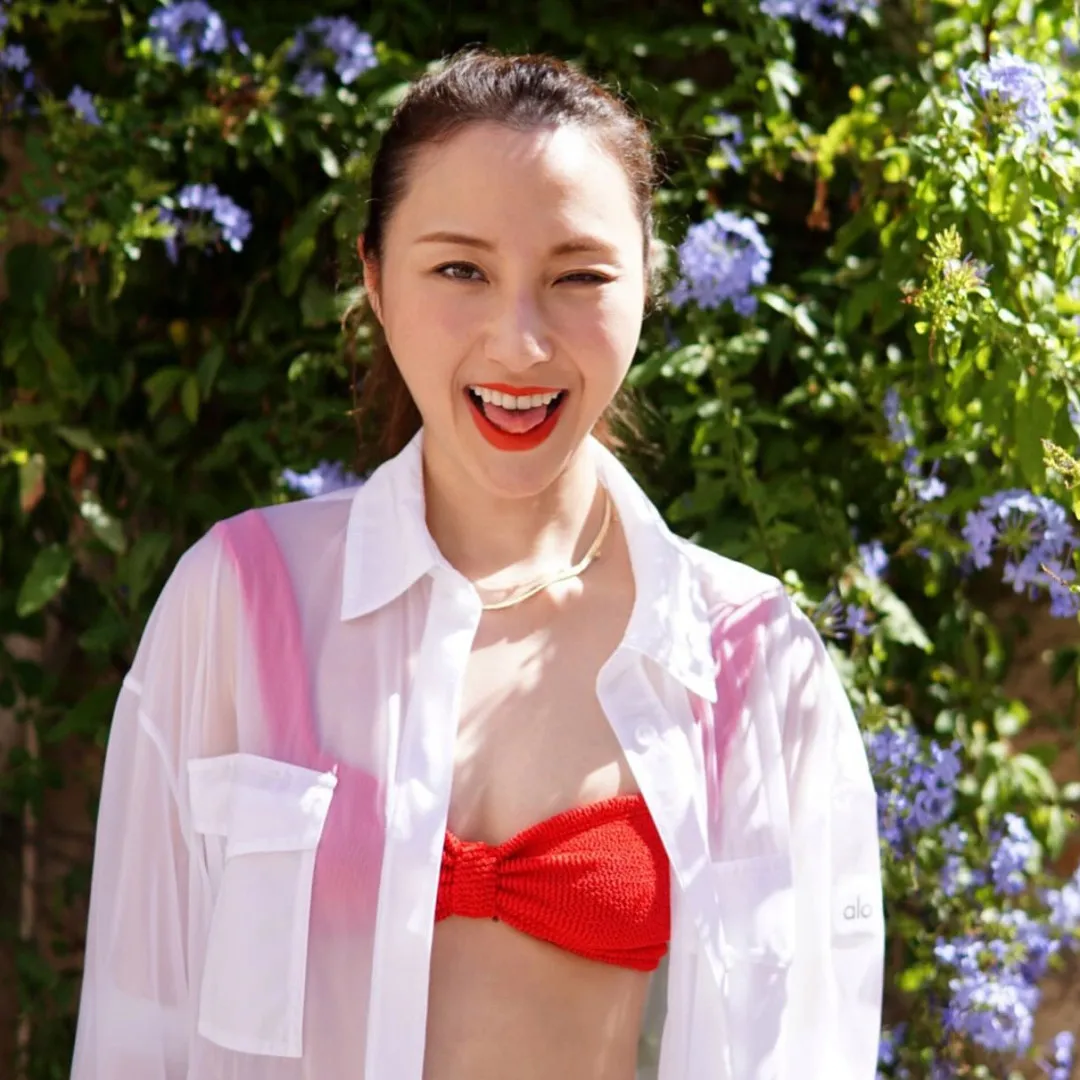 千億名媛何超雲行山罕曬超絕零贅肉背影 與平民未婚夫愛得甜蜜懶理身份懸殊