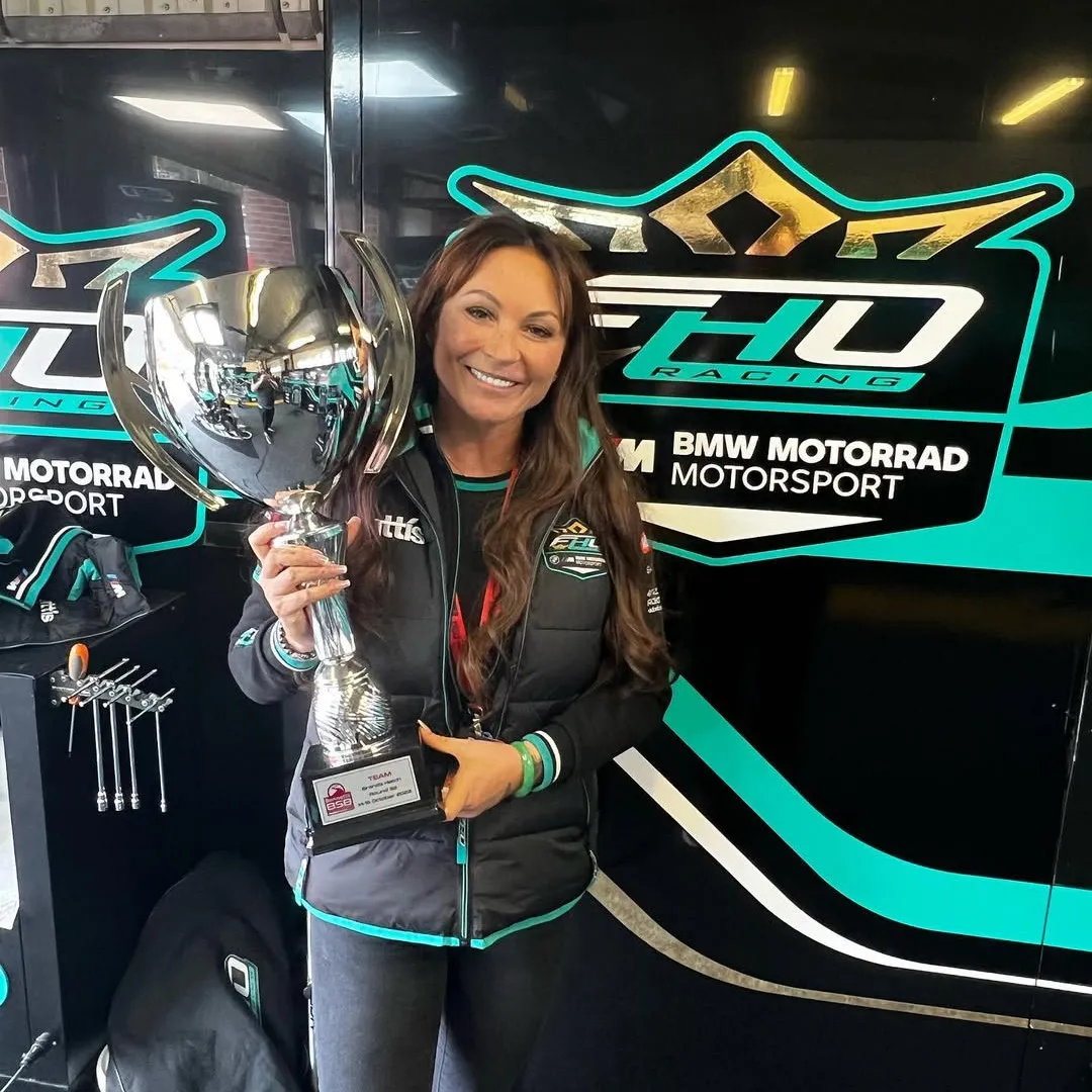 「賭王家族最慘孫女」英國擺檔做小販？！6歲時父母意外身亡！經歷離婚患癌一度跌入人生低谷！