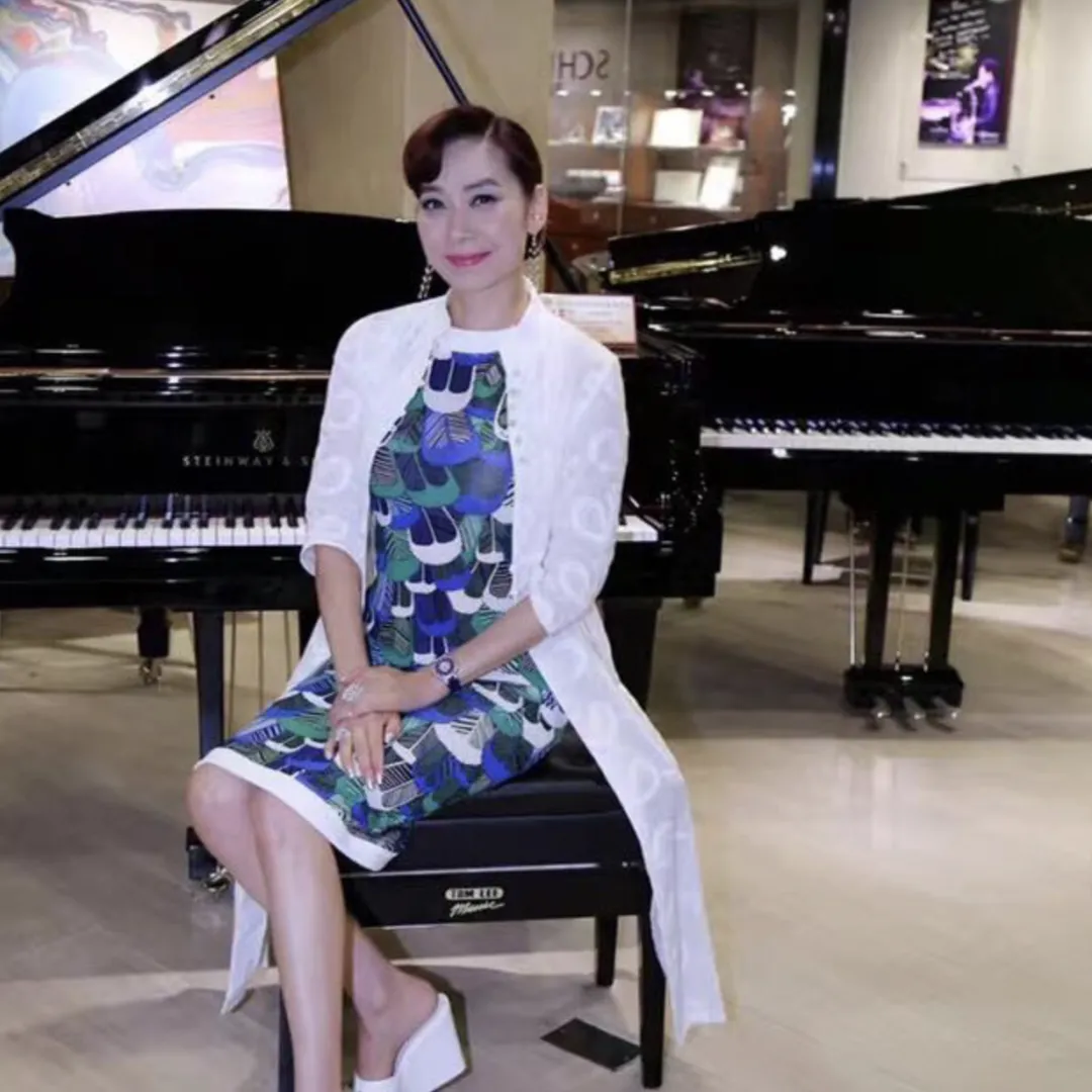 90年代兩大女神鄺美雲袁潔瑩極罕同框凍齡美貌震驚網民！淡出娛樂圈多年曾揚言不再復出？！