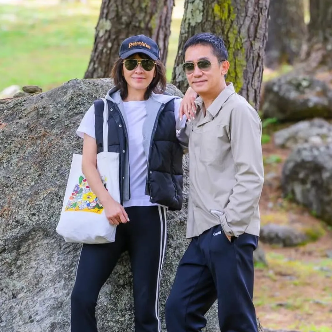 62歲梁朝偉被捕獲面容憔悴斷崖式衰老？！與劉嘉玲甜蜜牽手散步竟被指似跟班？！