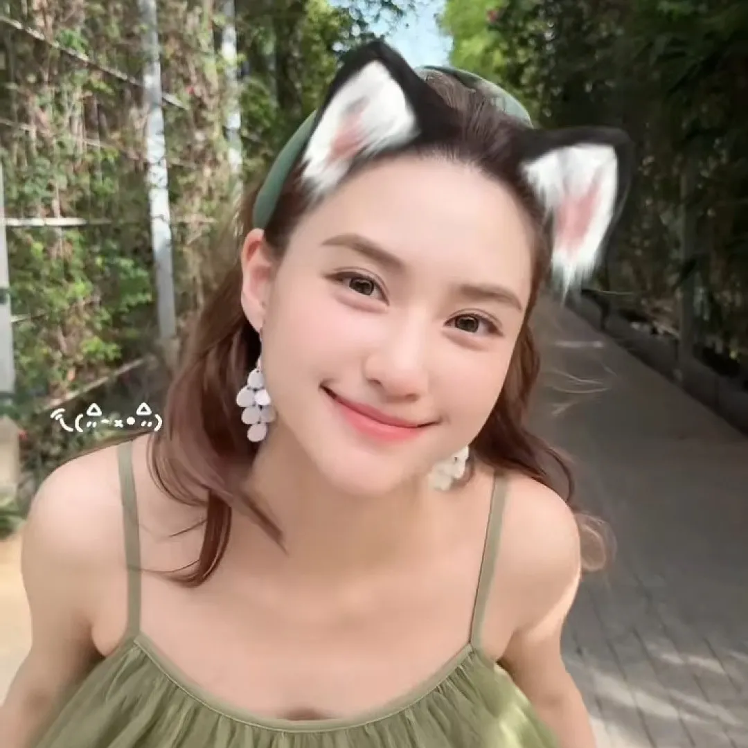 何超蓮性感大解放「春光險乍洩」？！網民憑細節猜測揭婚變內幕？！