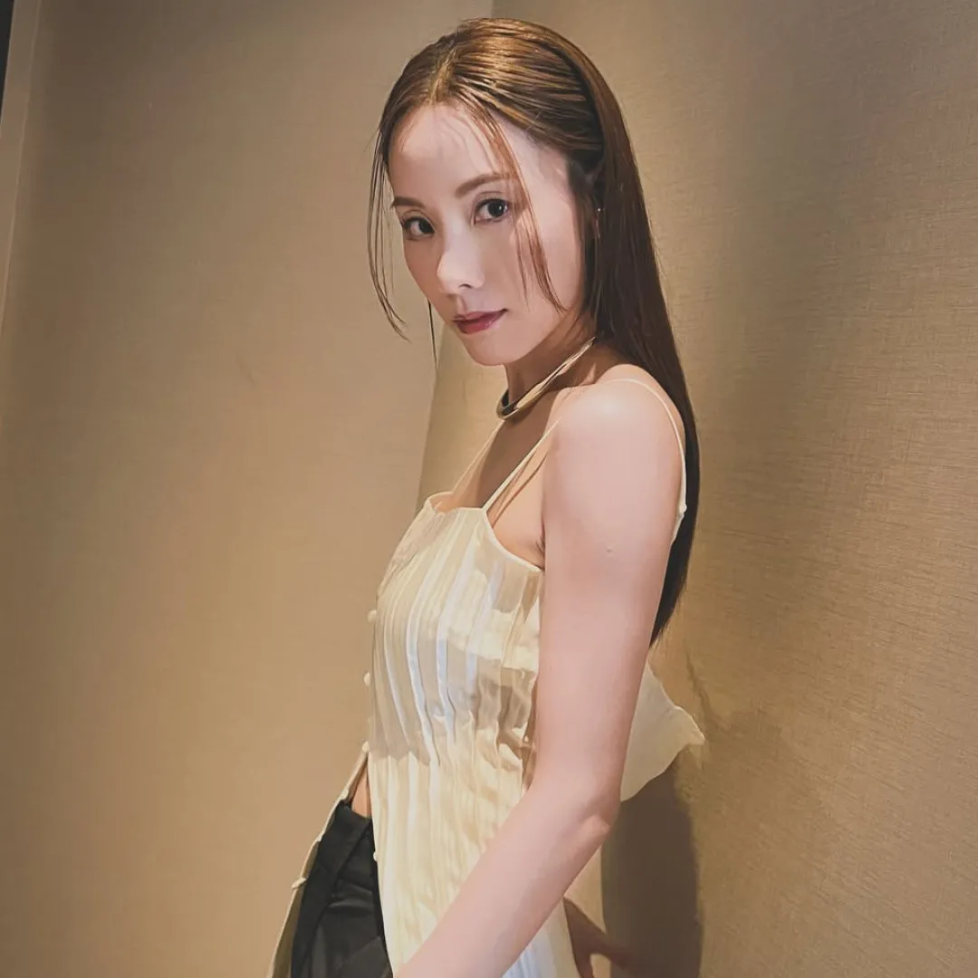 41歲鄧麗欣邪惡戰衣逼爆上圍零死角身材藏不住！網民驚呼：這S型曲線不科學太誇張！