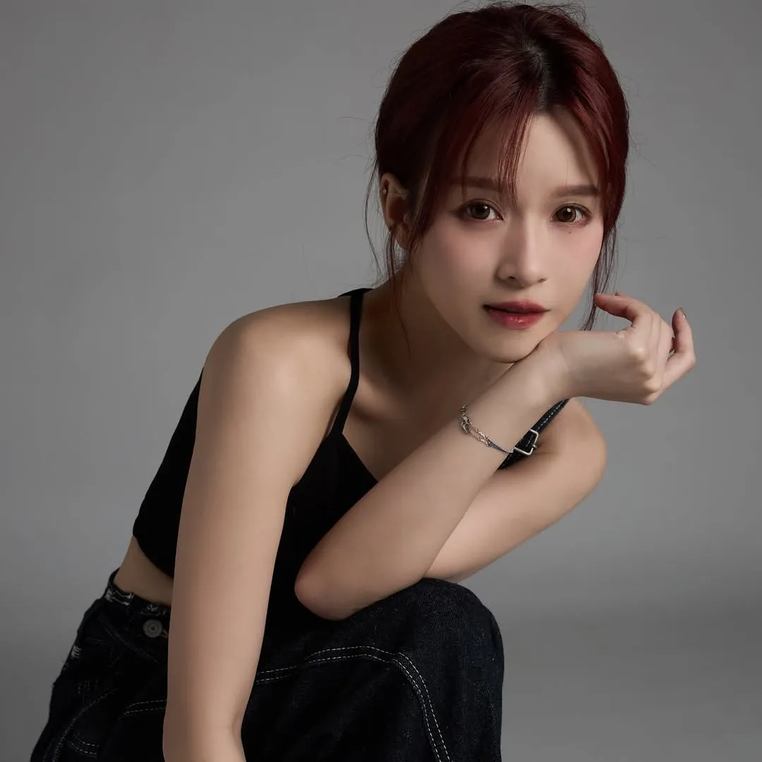 伍允龍女友李蔓瑩Hermès收藏塞滿一櫃財力驚人！曾一個月狂掃5個名牌手袋價值超過OO萬元！