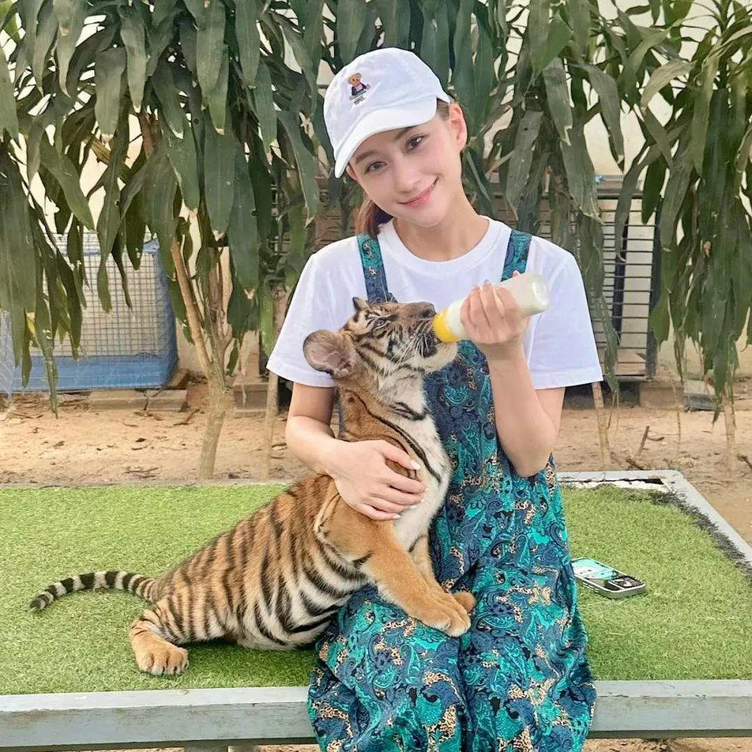 最美千金何超蓮驚現「火燒肚」疑做暖宮療程 力破婚變傳聞後惹備孕造人揣測？！