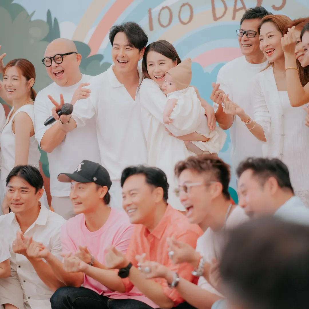 蕭正楠黃翠如BB百日宴晒一家三口全家福 仔仔正面樣曝光似足男版翠如 