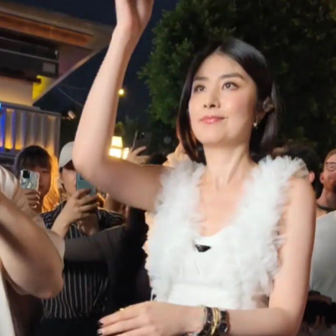 樂壇天后陳慧琳驚喜現身街頭演唱！與歌迷零距離互動超貼地！