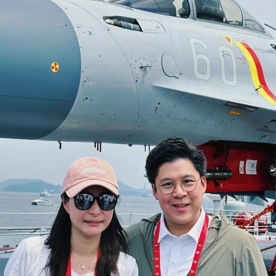 霍啟剛郭晶晶夫妻被野生捕獲！一行為盡顯溫柔極愛妻！網民︰永遠一臉寵溺！