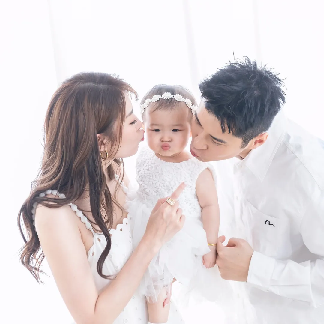 連詩雅陳家樂囡囡一歲生日IG晒可愛寫真 全家福曝光母愛感慨：教我哋咩係幸福