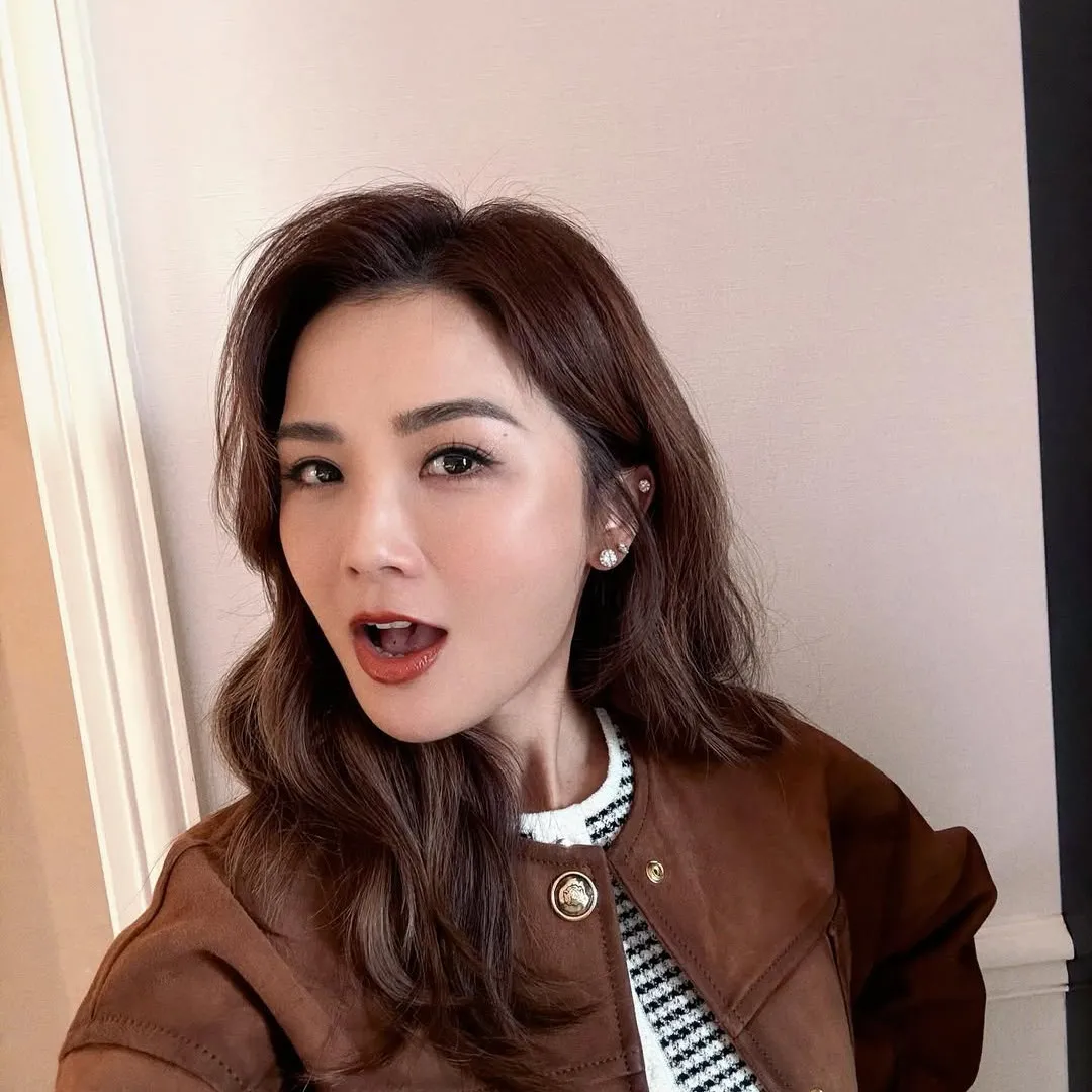 阿Sa蔡卓妍全素顏居家look證實不老神話？意外曝光豪宅內貌開放式廚房極寬敞