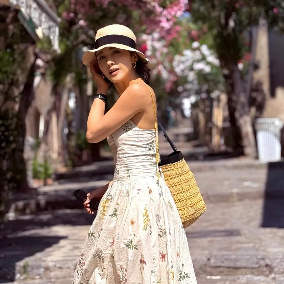 53歲黎姿冰河級凍齡近照晒零贅肉身形 泳照曝光維持白滑肌膚少女味十足 