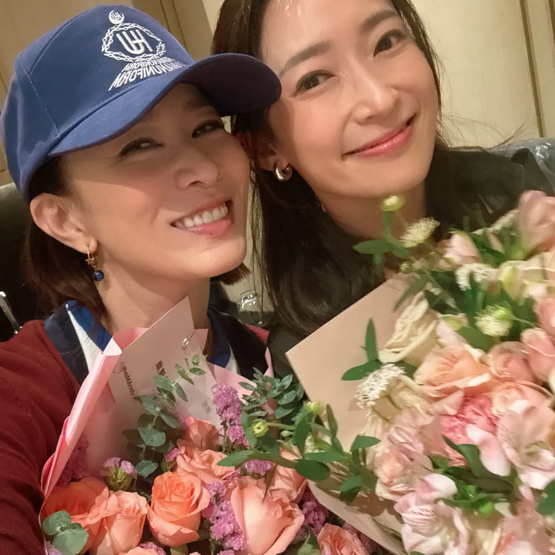 佘詩曼為閨密周家怡慶祝46歲生日！23年姊妹情深：「謝謝你一直陪伴著我」