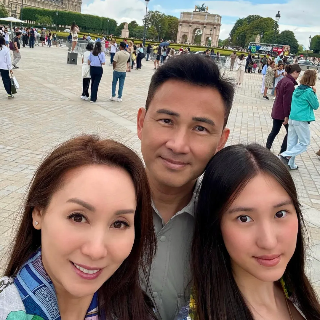 郭可盈一家三口遊巴黎晒全家福！女兒Model身材亭亭玉立與媽媽激似兩姐妹！