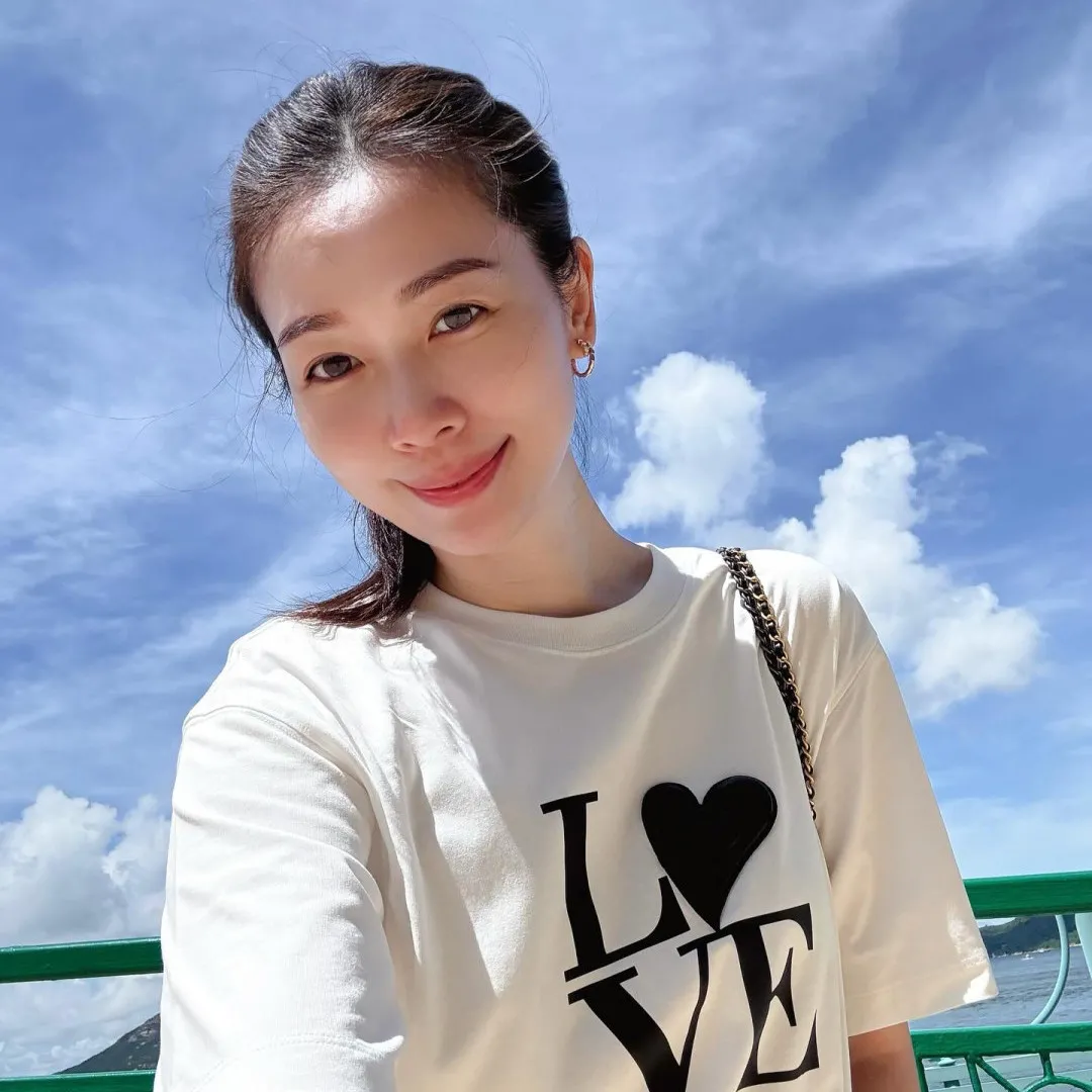 楊秀惠豪坐奢華私人遊艇出海 43吋索爆長腿成億元美容王國生招牌