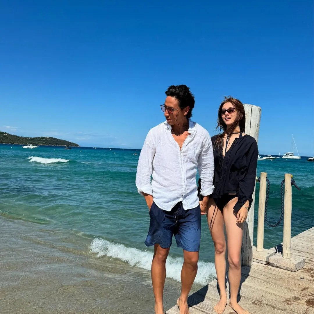 吳千語老公施伯雄激罕放閃晒恩愛合照！沙灘漫步海邊牽手甜笑浪漫滿瀉