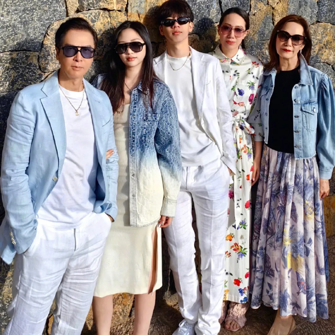 甄子丹雲南慶生晒一家四口全家福！與太太汪詩詩結婚逾廿年恩愛如昔！