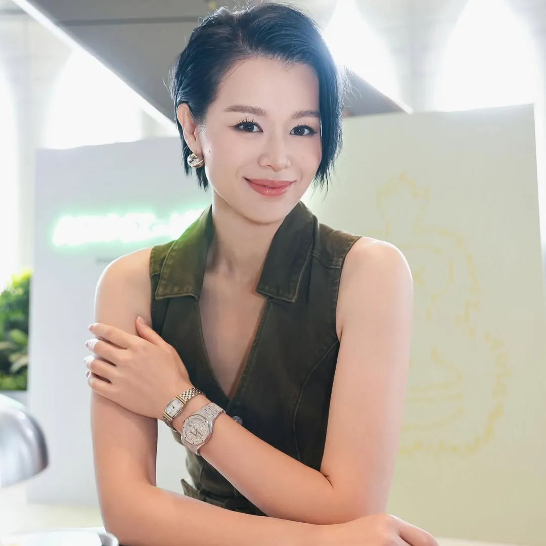 胡杏兒凌晨回酒店偶遇粉絲求合照一表情惹網民爭議！曾被傳婚變老公自稱「擁抱者」止謠言