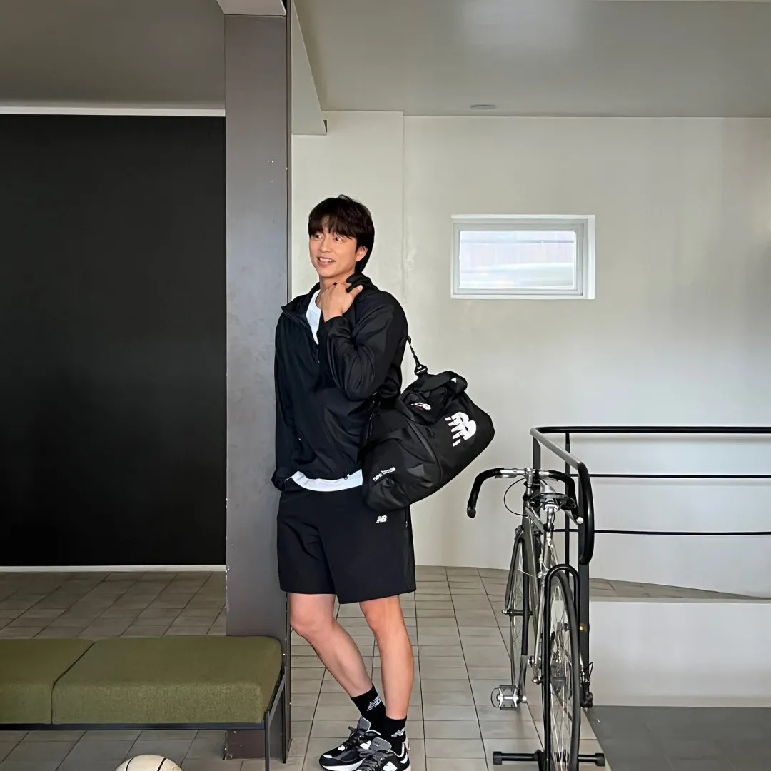 46歲孔劉逆齡回春變20歲大學生！男人味不失運動少年感！網民狂讚︰返老還童