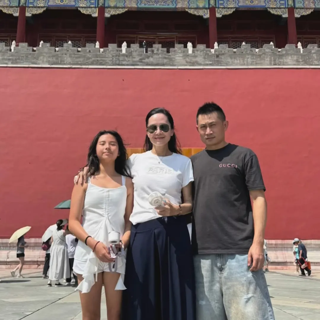 郭羨妮晒家庭照粉碎婚變傳聞！老公罕有再露面合體！夫妻甜蜜恩愛幸福感滿滿！