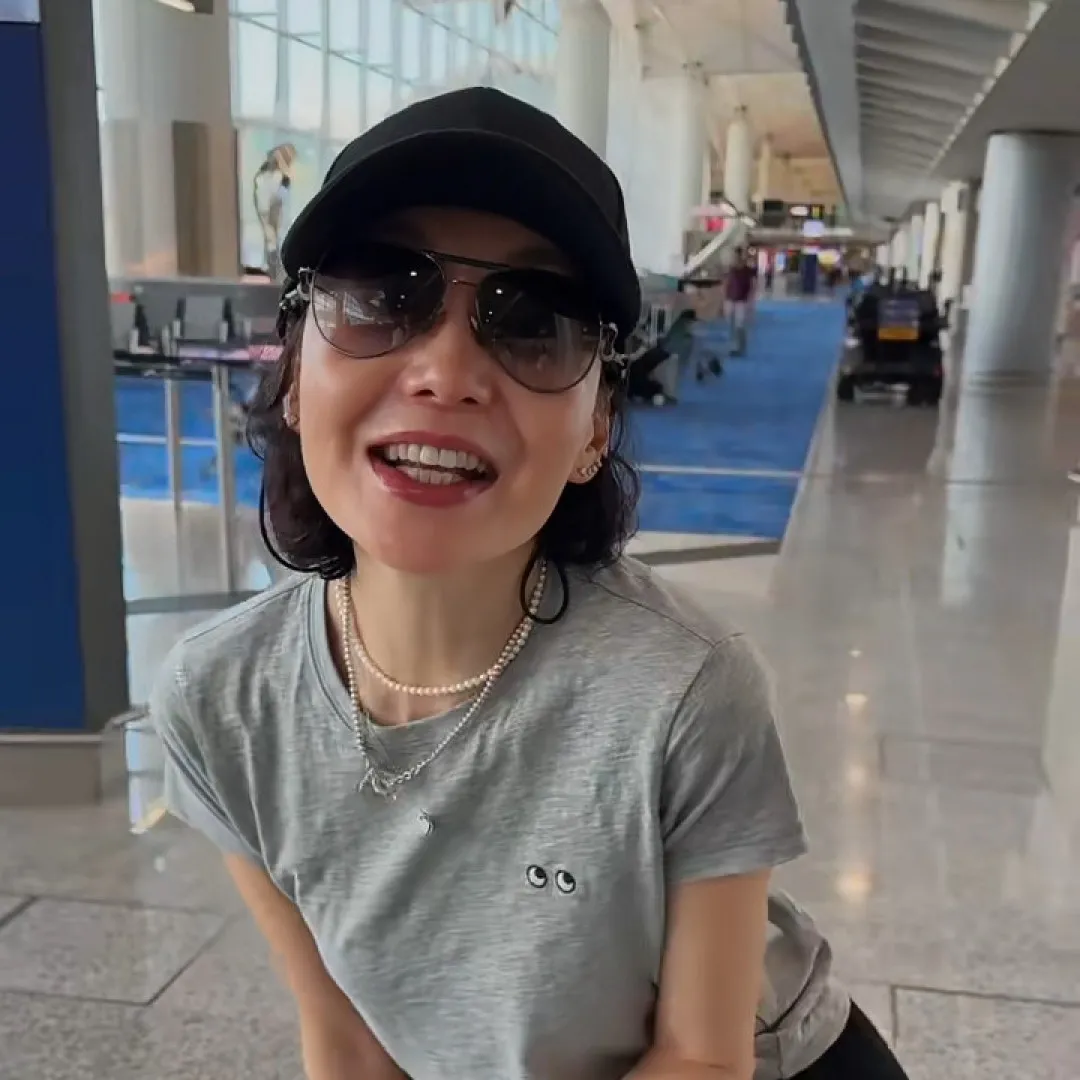 張曼玉貼地潮着平民品牌衫！79蚊同款上衣襯20萬名牌袋！輕鬆穿出高級感！