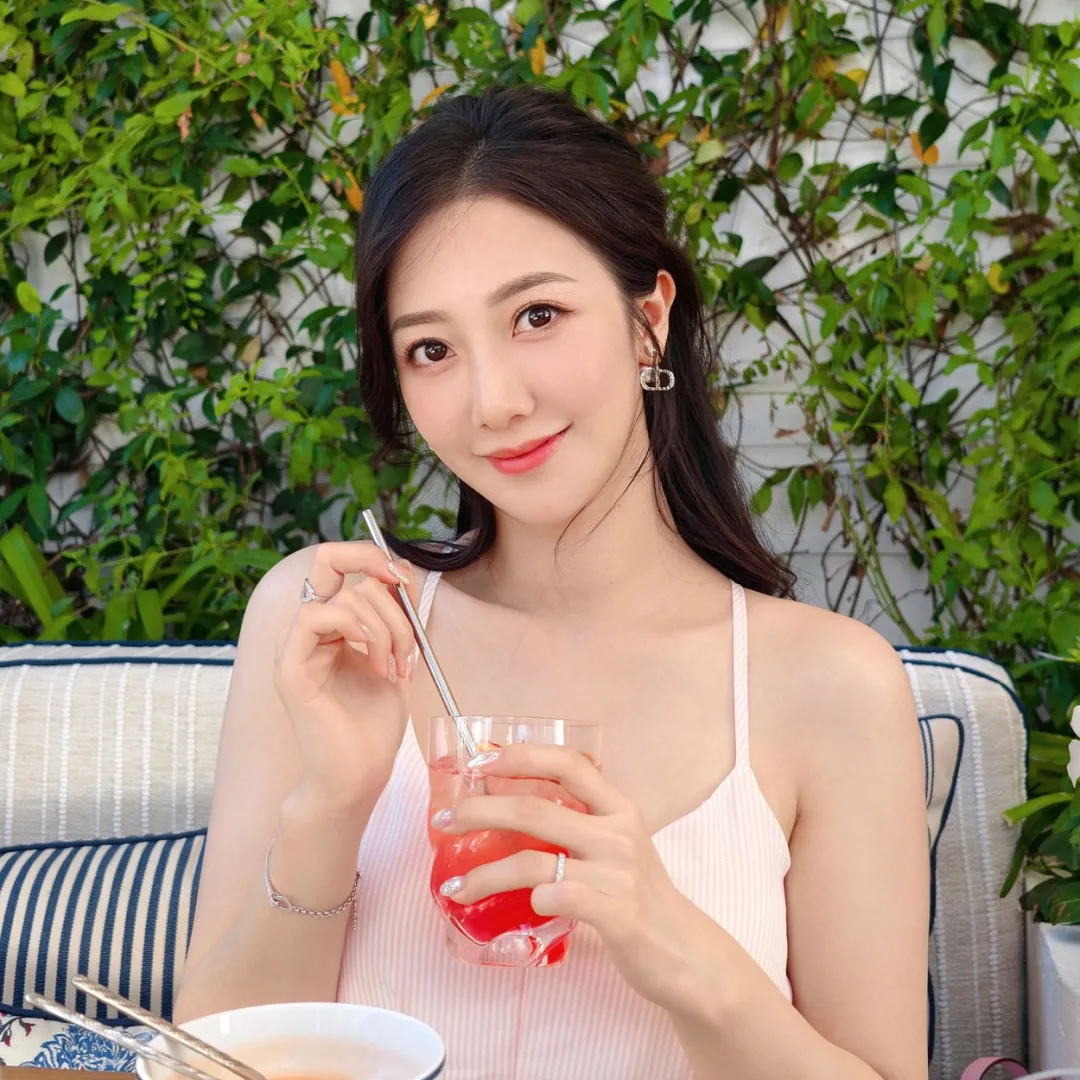 何依婷產後火速回復少女身型與老公蜜遊法國！自爆急復出將赴韓國開工！