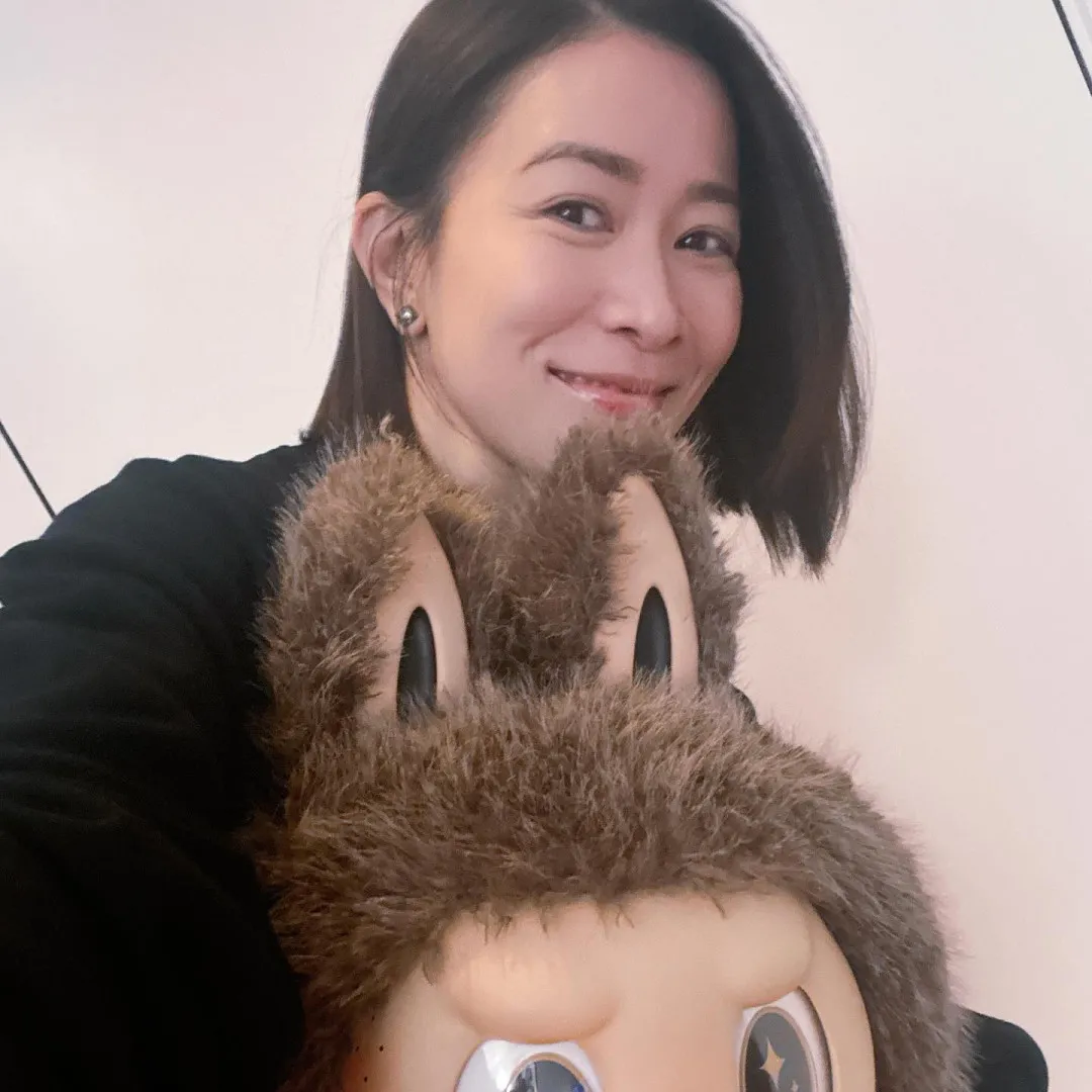 佘詩曼自爆多年冇停過拍拖？！直言想做媽媽：我唔可以停落嚟！50歲獲封「凍齡女神」