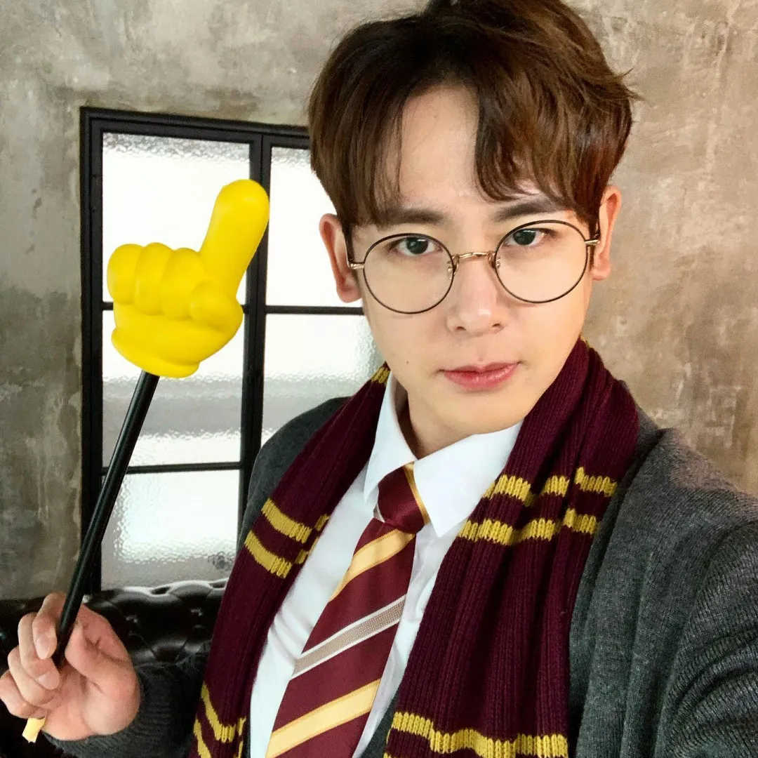 2PM成員Nichkhun近照暴漲判若兩人！昔日肌肉男神變大叔驚現三下巴 